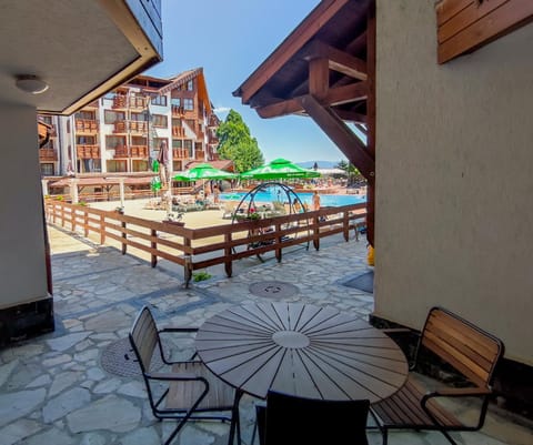 Day, Balcony/Terrace, Dining area, Swimming pool