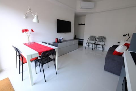 TV and multimedia, Kitchen or kitchenette, Living room, Seating area, Dining area, air conditioner