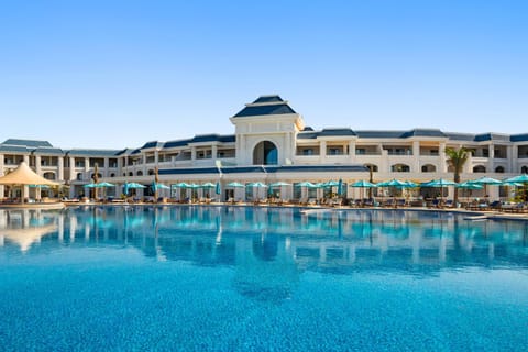 Property building, Day, Pool view, Swimming pool, sunbed