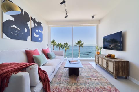 Communal lounge/ TV room, Natural landscape, TV and multimedia, Living room, Photo of the whole room, Seating area, Sea view