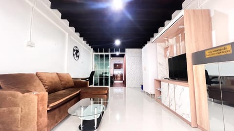 Property building, Communal lounge/ TV room, TV and multimedia, Living room, Seating area