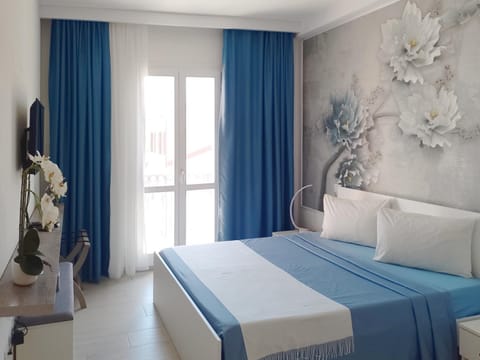 Bed, TV and multimedia, Balcony/Terrace, Bedroom