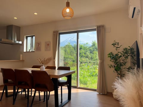 Communal lounge/ TV room, Natural landscape, TV and multimedia, Living room, Seating area, Dining area