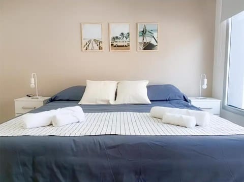 Bed, towels