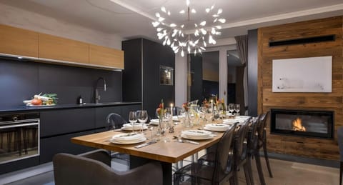 Kitchen or kitchenette, Dining area