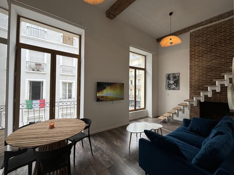 TV and multimedia, Living room, Seating area, Dining area