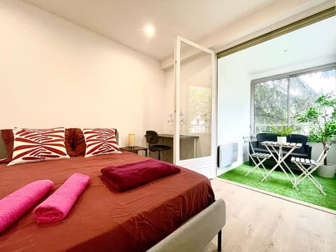Patio, Bed, Garden, View (from property/room), Balcony/Terrace, Living room, Photo of the whole room, Seating area, Dining area, Bedroom, Garden view, towels