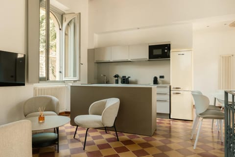 Kitchen or kitchenette, Living room, Seating area, Dining area