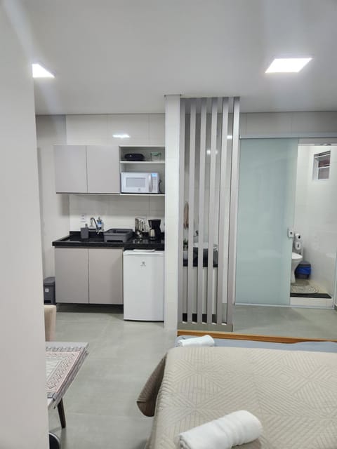 Kitchen or kitchenette, minibar