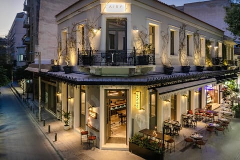 Property building, Restaurant/places to eat, Night, People, Neighbourhood, Food and drinks, Food, City view, Street view, Location, group of guests