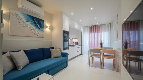 Communal lounge/ TV room, TV and multimedia, Coffee/tea facilities, Kitchen or kitchenette, Living room, Photo of the whole room, Seating area, Dining area, dishwasher, microwave, oven, soundproof, stove, toaster, air conditioner
