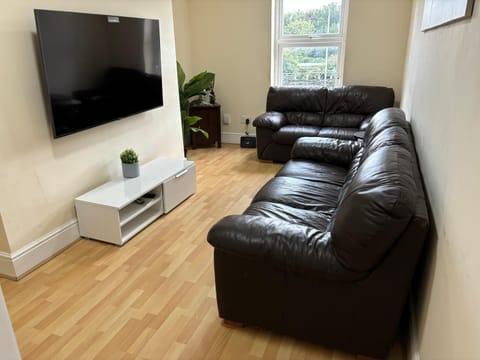 Cozy Pink House Fairview 6 Beds Apartment in Dublin