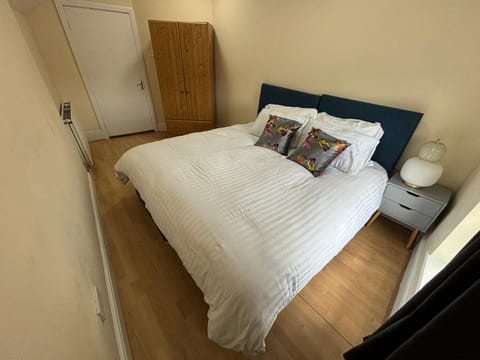 Cozy Pink House Fairview 6 Beds Apartment in Dublin