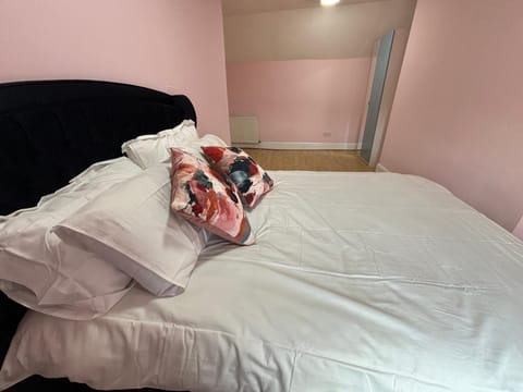 Cozy Pink House Fairview 6 Beds Apartment in Dublin