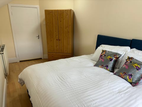 Cozy Pink House Fairview 6 Beds Apartment in Dublin