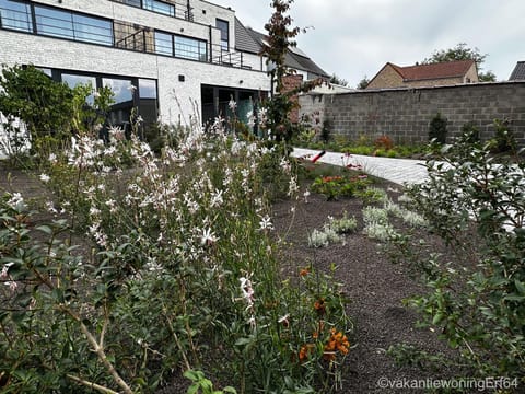 Property building, Day, Garden, Garden, Balcony/Terrace, Garden view