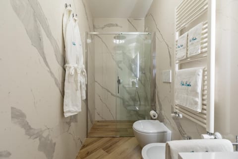 Shower, Toilet, Bathroom, bidet, towels