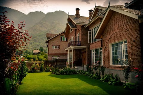 Property building, Natural landscape, Garden, Garden view, Mountain view