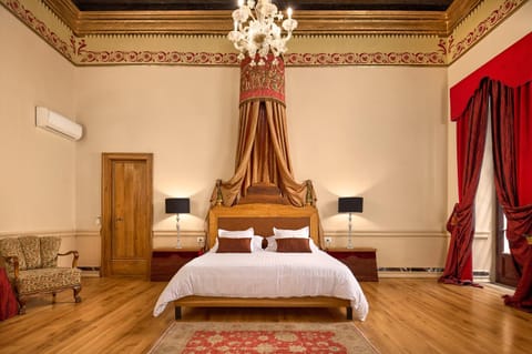 Bed, Photo of the whole room, Seating area, Bedroom, air conditioner