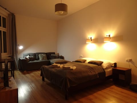 Bed, Bedroom, towels