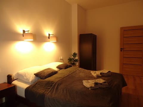 Bed, Bedroom, towels