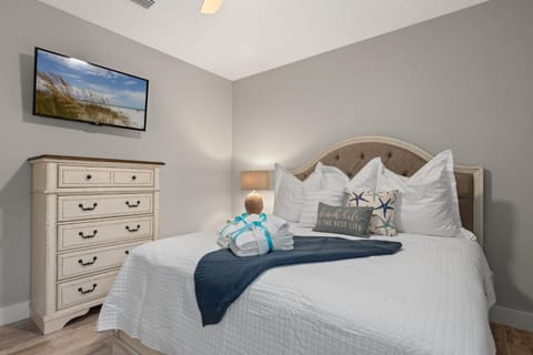 Charming 3/2 Beach House w/ POOL & Golf Cart INCLUDED - 1 Min Walk to Beach House in Laguna Beach