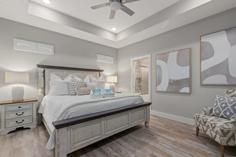 Charming 3/2 Beach House w/ POOL & Golf Cart INCLUDED - 1 Min Walk to Beach House in Laguna Beach