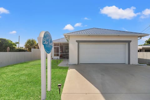 Charming 3/2 Beach House w/ POOL & Golf Cart INCLUDED - 1 Min Walk to Beach House in Laguna Beach