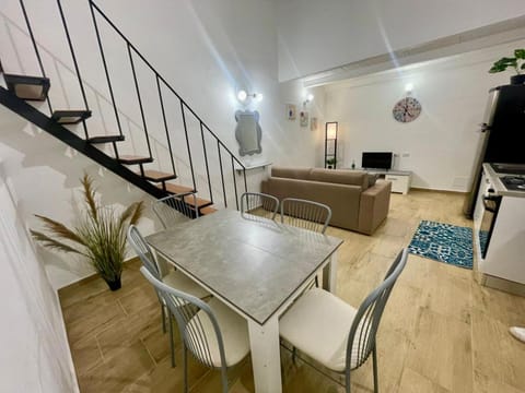 TV and multimedia, Kitchen or kitchenette, Living room, Seating area, Dining area