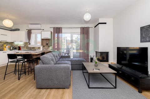 TV and multimedia, Living room, Seating area, Dining area, Evening entertainment, air conditioner