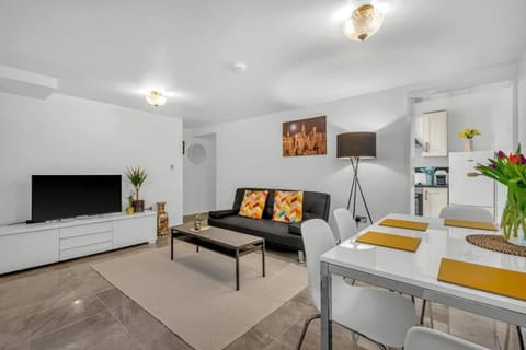 Communal lounge/ TV room, TV and multimedia, Living room, Dining area