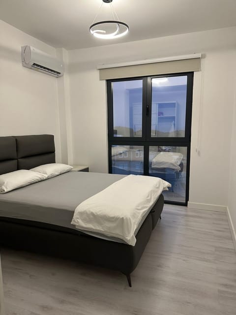 Bed, Photo of the whole room, Bedroom, air conditioner