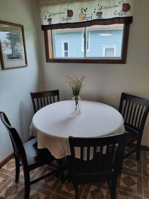 Located 1 mile from Downtown and Knox College House in Galesburg