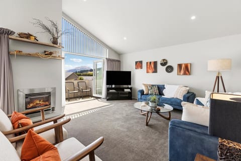 TV and multimedia, Living room, Seating area, fireplace