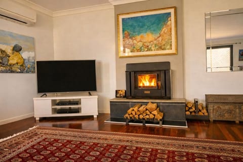 Patio, Communal lounge/ TV room, Game Room, TV and multimedia, Living room, Seating area, Garden view, fireplace, fireplace, heating, internet, air conditioner