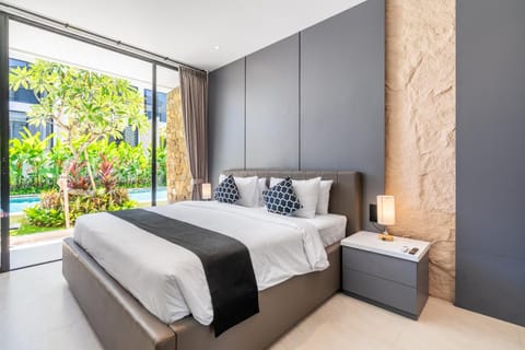 Bed, Photo of the whole room, Bedroom, Pool view, Family