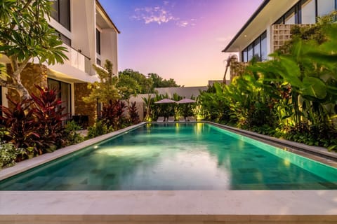 Property building, Garden, Pool view, Swimming pool, Time of day, sunbed