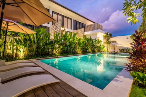Property building, Patio, Garden view, Pool view, Swimming pool, Swimming pool, sunbed