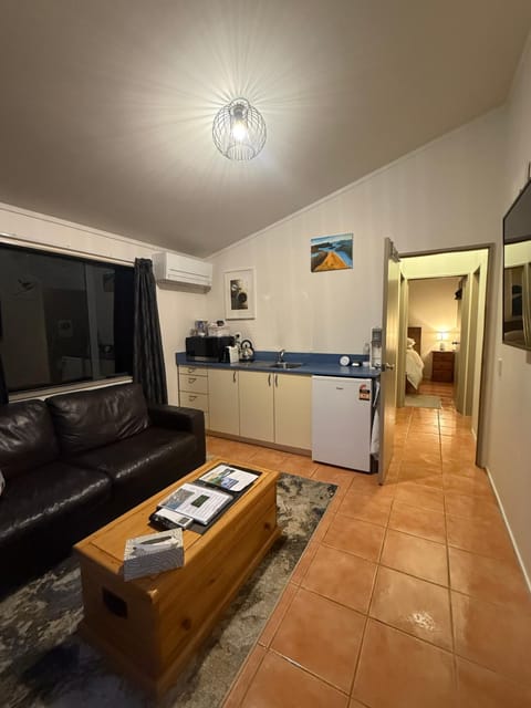 TV and multimedia, Kitchen or kitchenette, Living room, Seating area, Dining area, Breakfast, microwave
