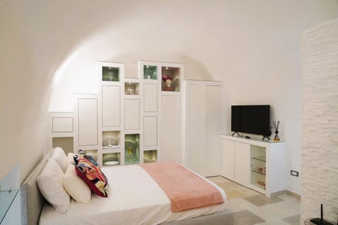 Bed, TV and multimedia, Photo of the whole room, Bedroom, wardrobe