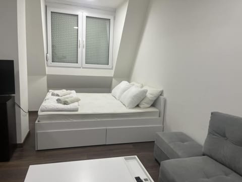 Bed, TV and multimedia, Living room, Photo of the whole room, Seating area, Bedroom, towels