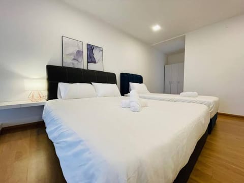 Bed, Bedroom, towels