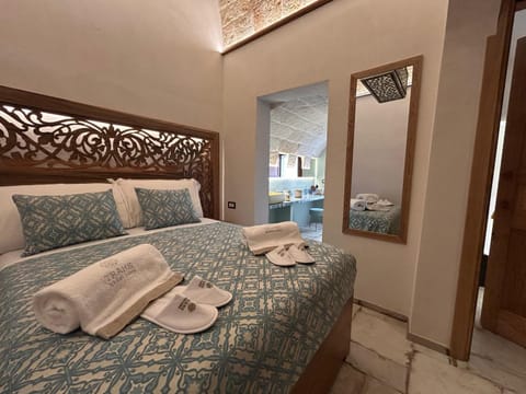 Bedroom, towels