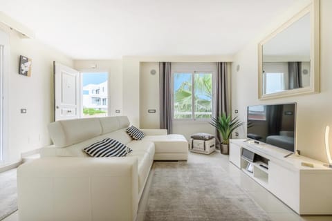 TV and multimedia, Living room, Seating area, Mountain view