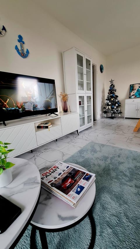 Communal lounge/ TV room, TV and multimedia, Living room, Seating area, Evening entertainment