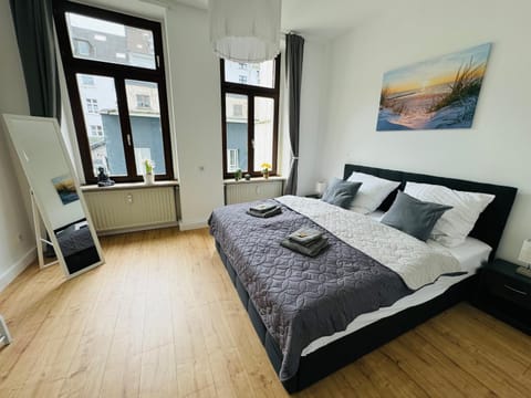 Bed, Photo of the whole room, Bedroom, towels
