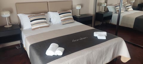 Bed, TV and multimedia, Photo of the whole room, Bedroom, towels, air conditioner