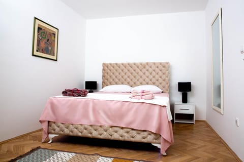 Bed, Bedroom, towels