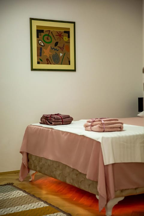 Bed, Bedroom, towels