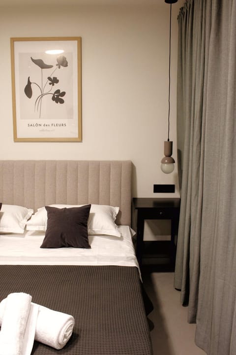 Bed, Bedroom, towels
